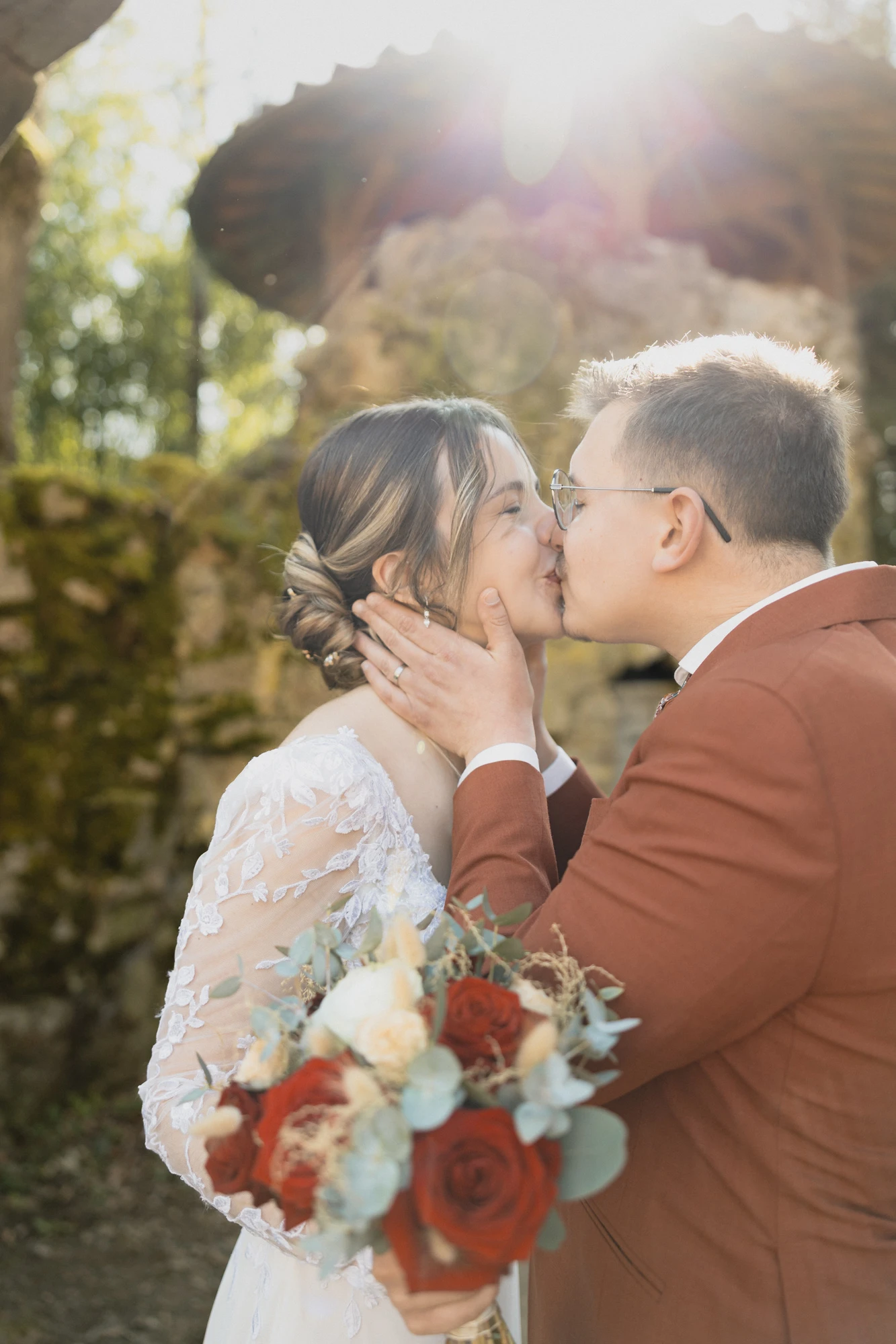 day-after-couple-baiser-ruines.jpg
