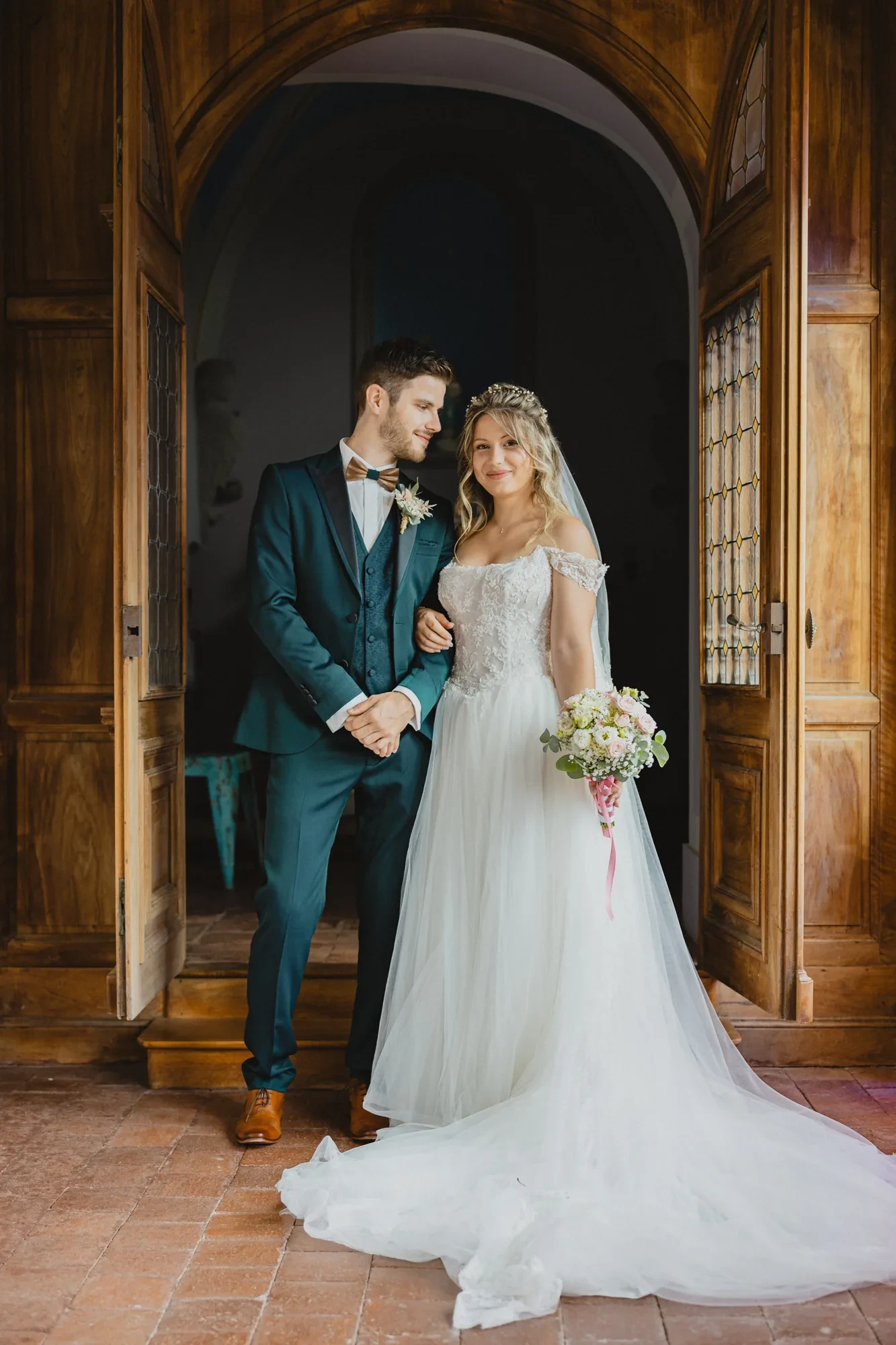 newlyweds-chateau-wooden-gate.webp